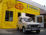 Renault 4 vor Fassade